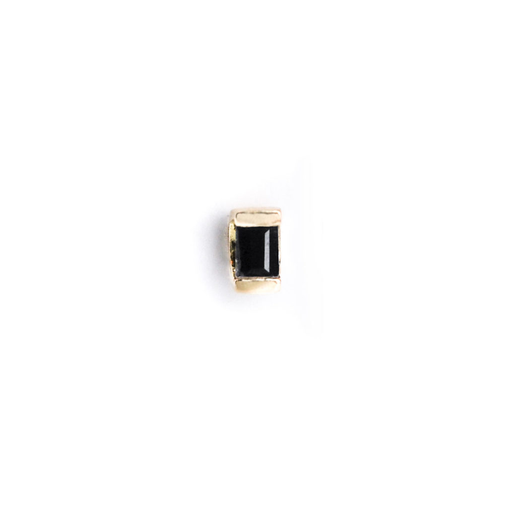kb single accent stud in yellow gold with black spinel