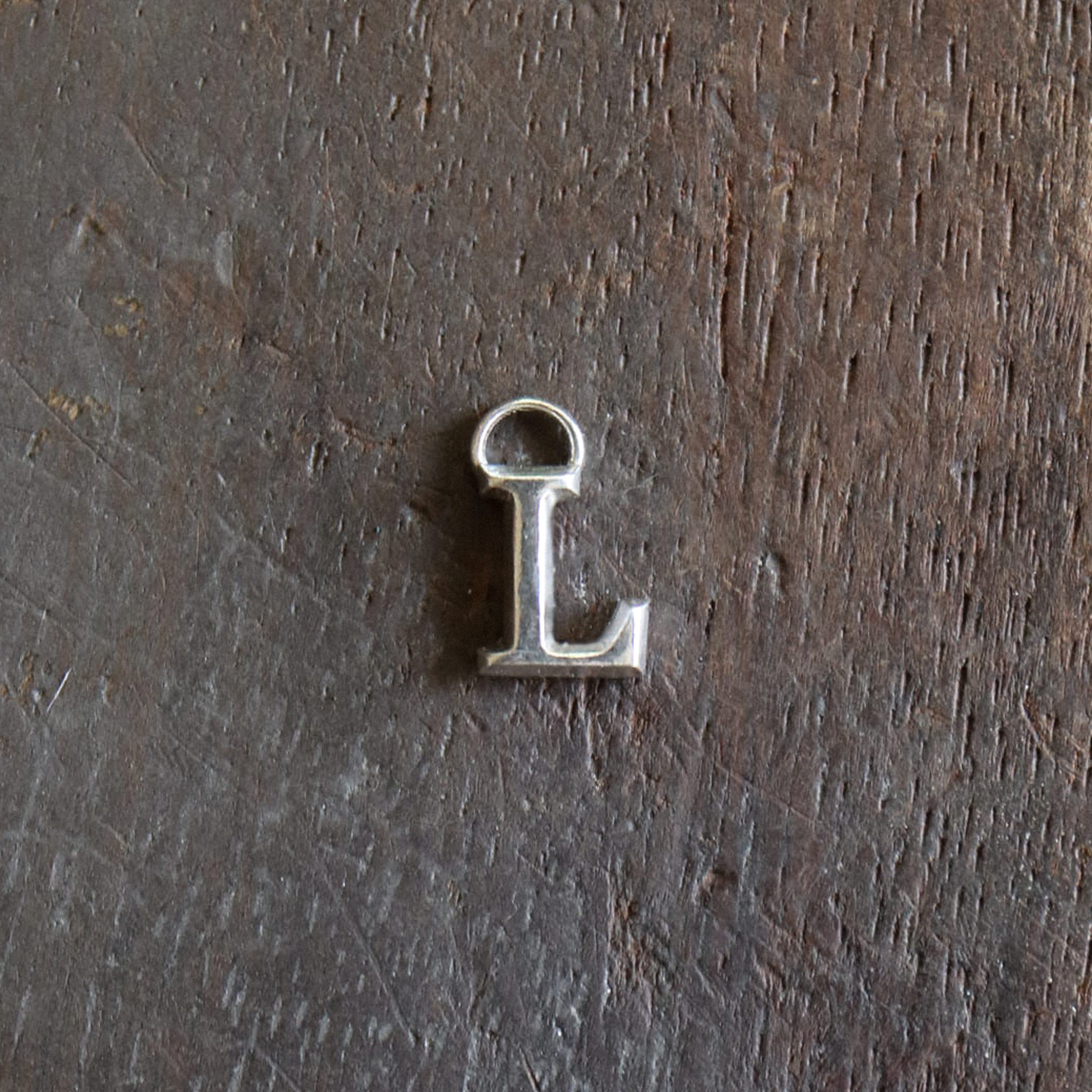 Letter pendant without bail